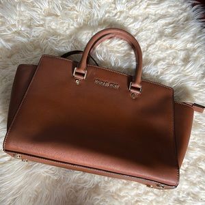 Medium Michael Kors hand bag with straps